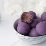 Energy balls ube : la recette saine et gourmande à la poudre d'igname violette Energy balls ube vegan violet dans un bol